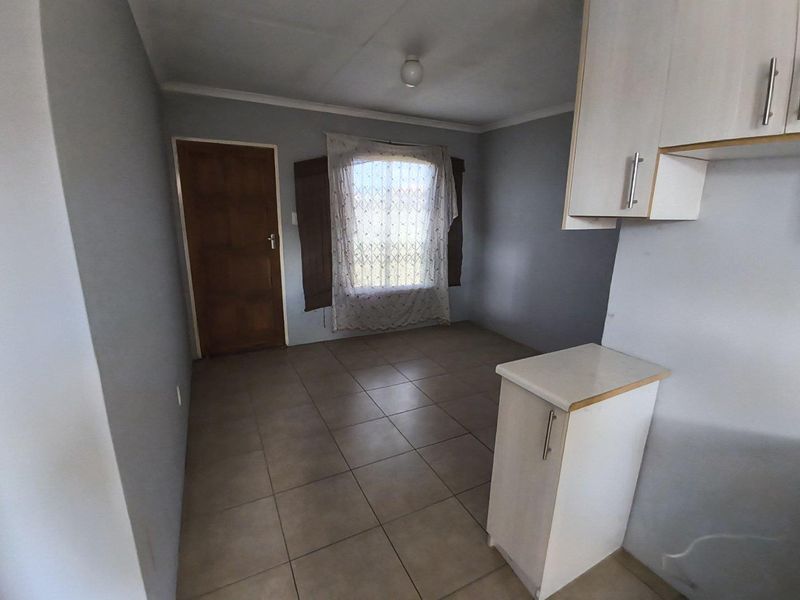 Cozy 3-Bed, 1-Bath Family Home with Massive Yard & Endless Potential! - Photo 8