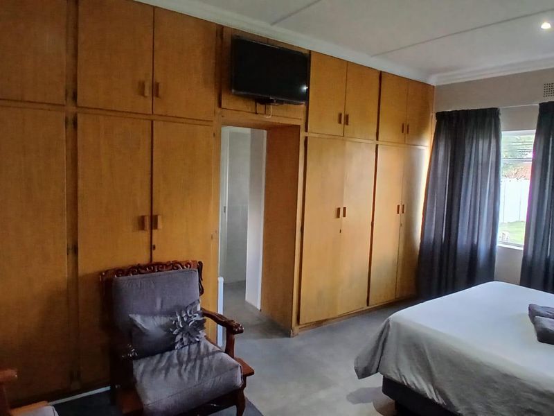 Beautiful 3-bedroom property with 2 flatlets with lots of possibilities - Photo 10