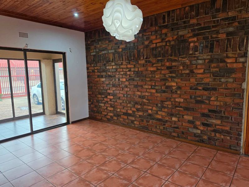 Family home with flatlet in Rhodesdene - Photo 4