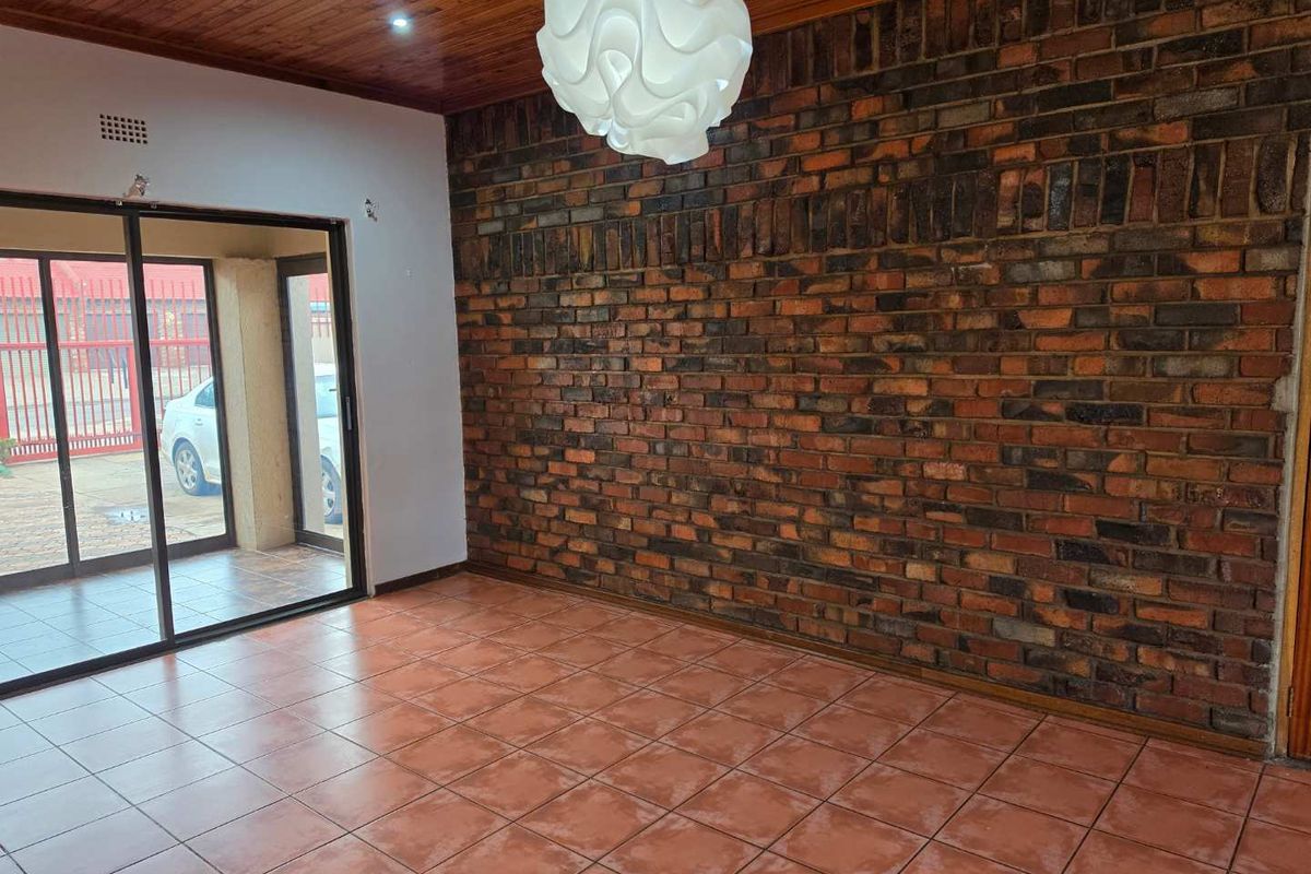 Family home with flatlet in Rhodesdene - Photo 4