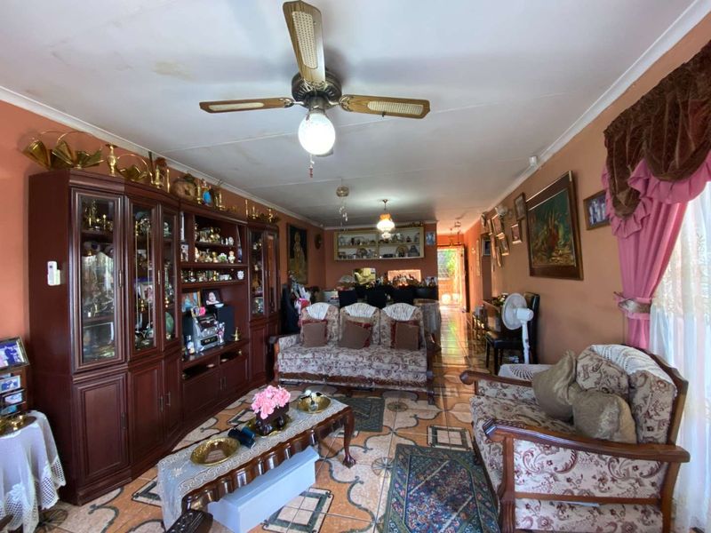 Stylish Freestanding Home in Newlands West – Tranquil Setting with Lush Gardens & Prime Convenience - Photo 7