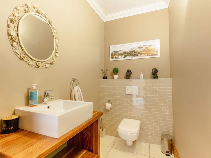 Modern 4 Bedroom Family Home for Rent in a Highly Rated Security Estate - Photo 4