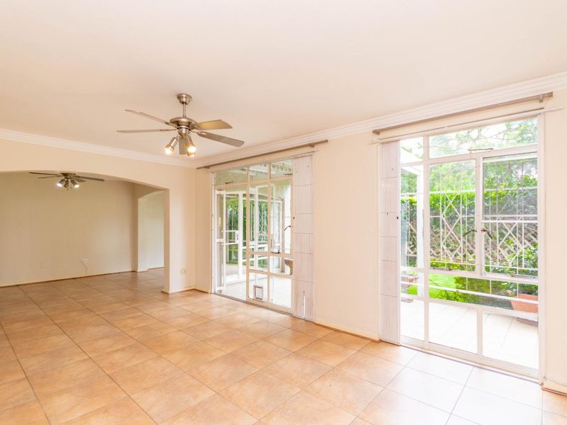 Stand Alone 3 Bed Duplex Townhouse in Bryanston with private garden and domestic quarters - Photo 4