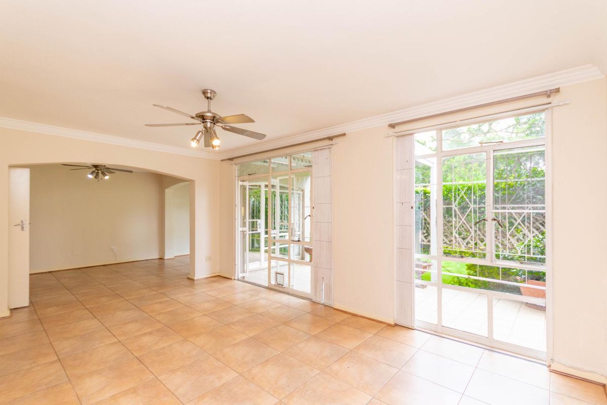 Stand Alone 3 Bed Duplex Townhouse in Bryanston with private garden and domestic quarters - Photo 4