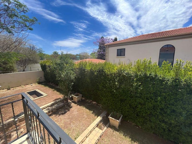 Back On The Market: Renovated Home in Secure Estate - Photo 5