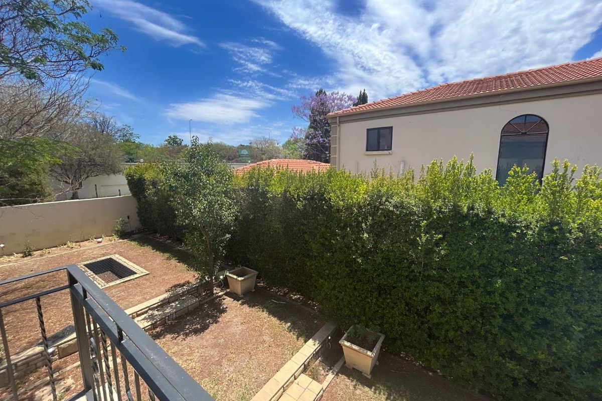 Back On The Market: Renovated Home in Secure Estate - Photo 5