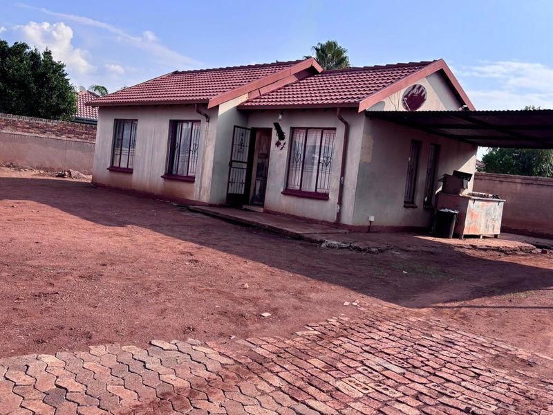 SPACIOUS 3 BEDROOM HOME - Photo 2