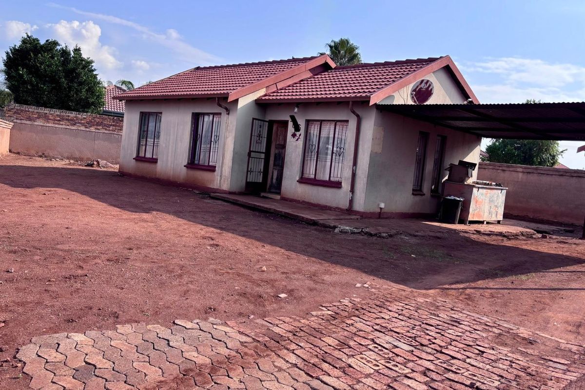 SPACIOUS 3 BEDROOM HOME - Photo 2