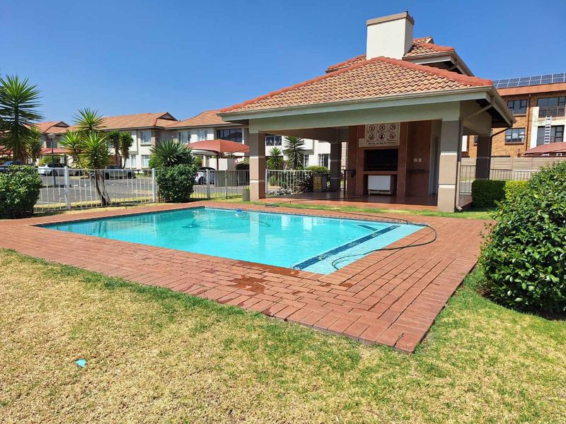 LIVE THE LIFE - Photo 2