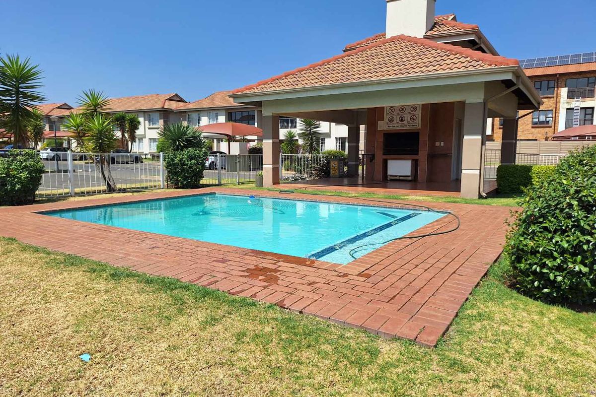 LIVE THE LIFE - Photo 2