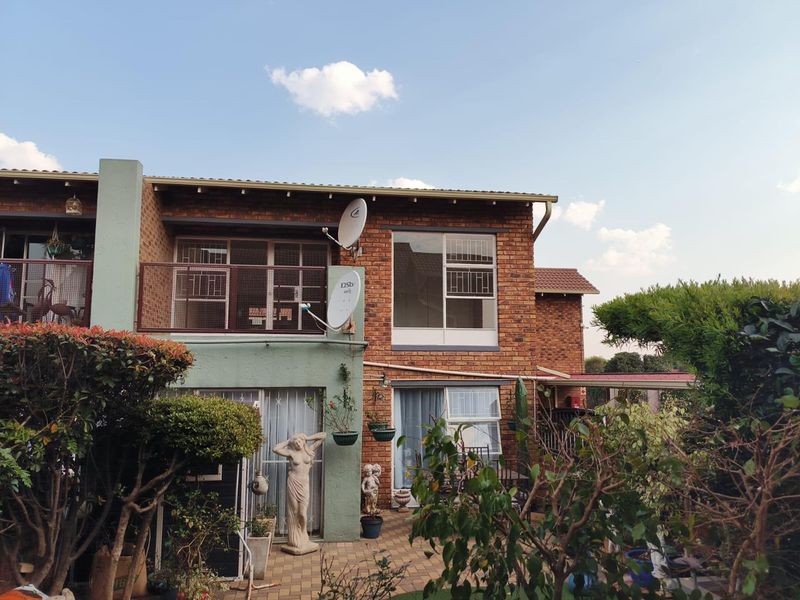 2 Bedroom first floor, with spacious/private balcony in great Complex - Photo 2