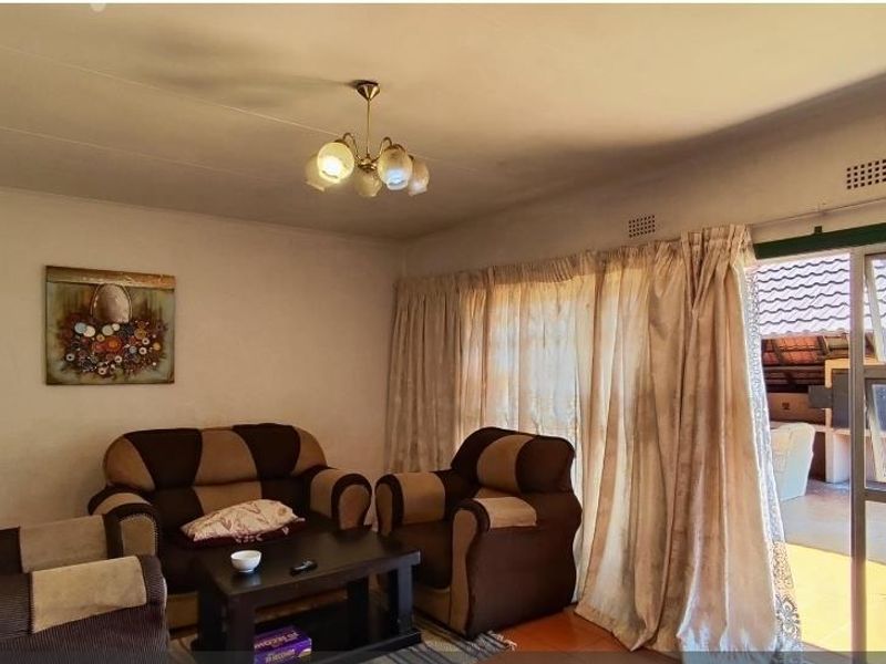 PICTURESQUE HOUSE IN BIRCH ACRES - Photo 5
