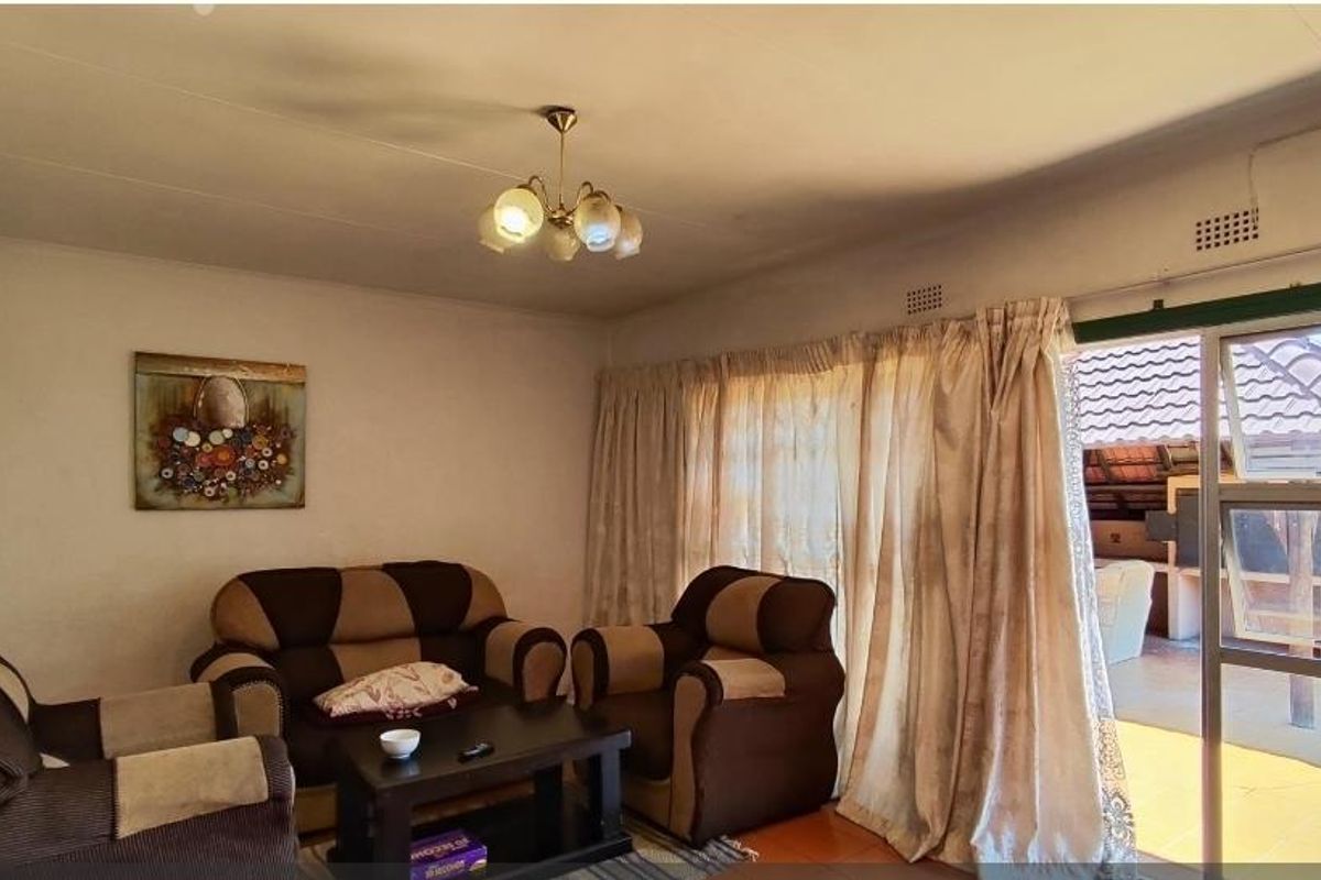 PICTURESQUE HOUSE IN BIRCH ACRES - Photo 5