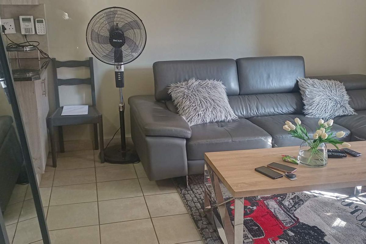 "Modern Living: 2-Bed Apt with Pool & Playground" - Photo 3