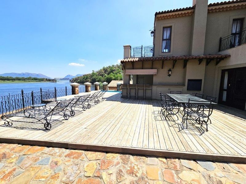 5 Bedroom Home in Estate D'Afrique - Photo 2