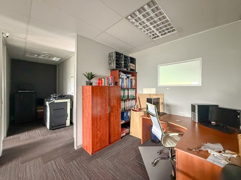Office for Sale – Prime 87 m2 Unit in Lombardy Business Park - Photo 2