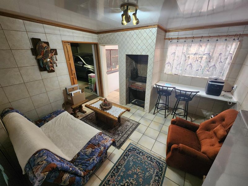 Beautiful 4 Bedroom Family Home in Fichardt Park - Photo 8