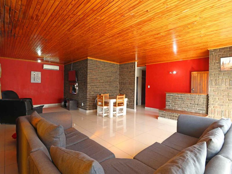 Cozy home with beautiful Entertainment features - Photo 8