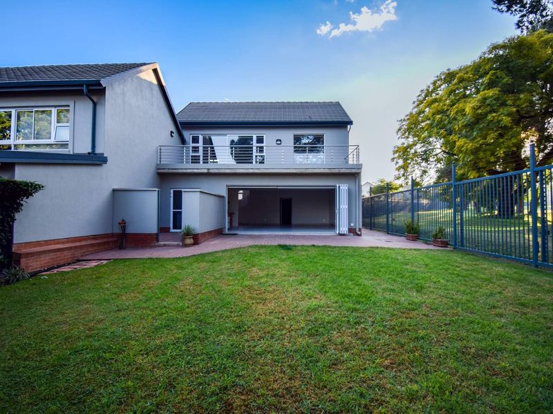 Large corner home in the popular Taemane Golf View Estate - Moreleta Park - Photo 2