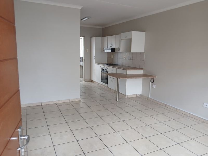 2 Bedroom situated close to shops, schools, offices and Unam - Photo 2