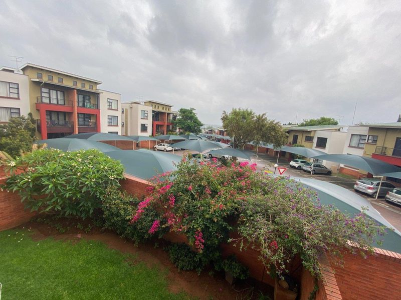 Modern Living in the Heart of Douglasdale Perfect for Young Professionals! - Photo 4