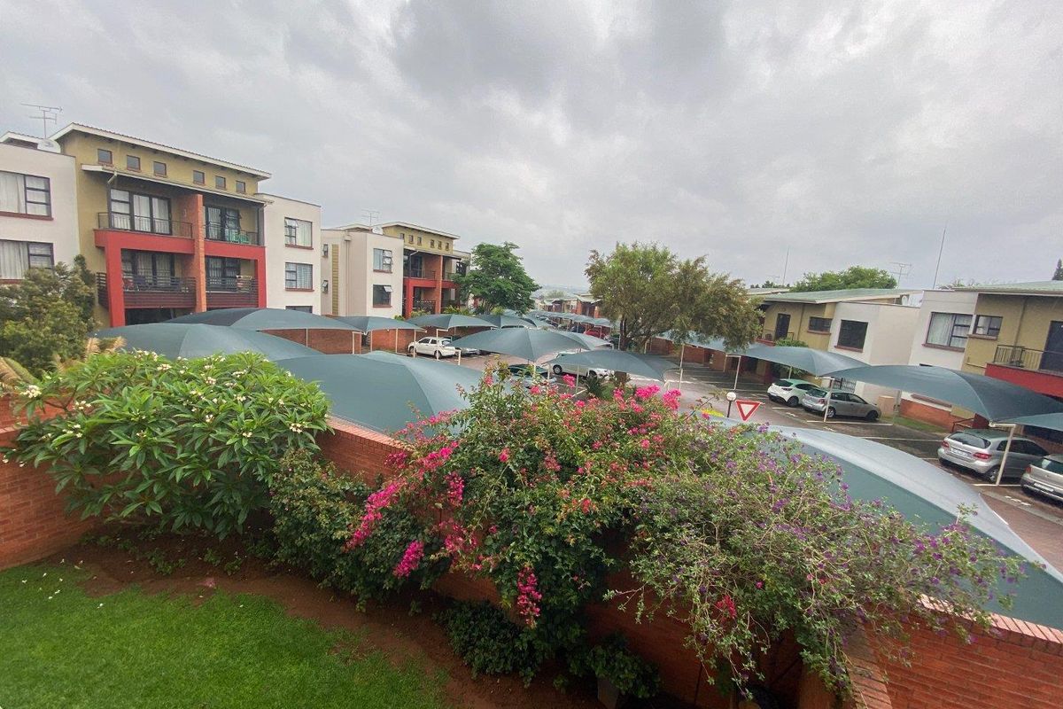 Modern Living in the Heart of Douglasdale Perfect for Young Professionals! - Photo 4