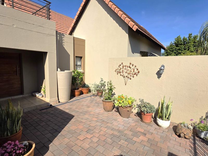 Elegant 4 Bedroom Family Home in Leloko Lifestyle Estate - Photo 2