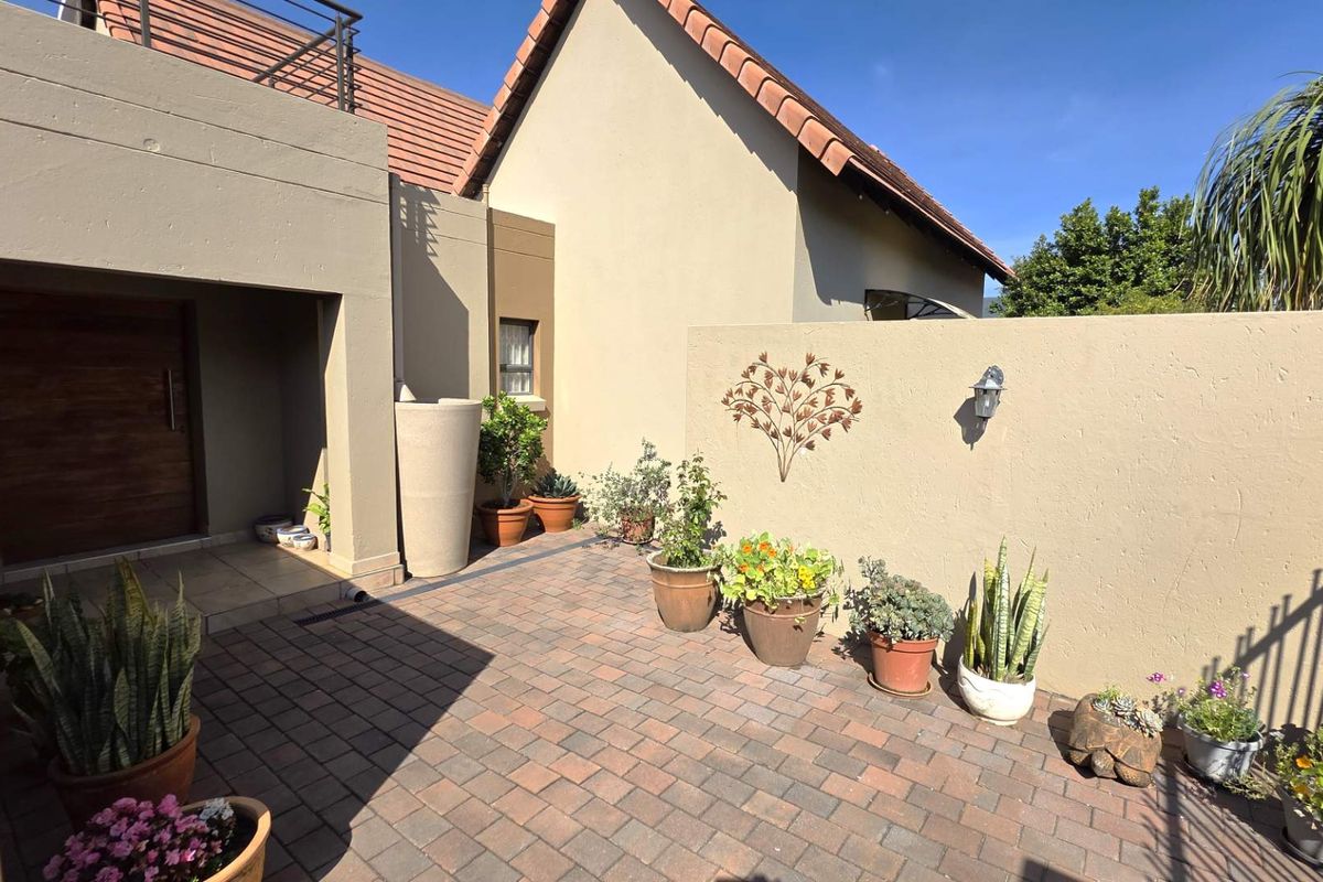 Elegant 4 Bedroom Family Home in Leloko Lifestyle Estate - Photo 2