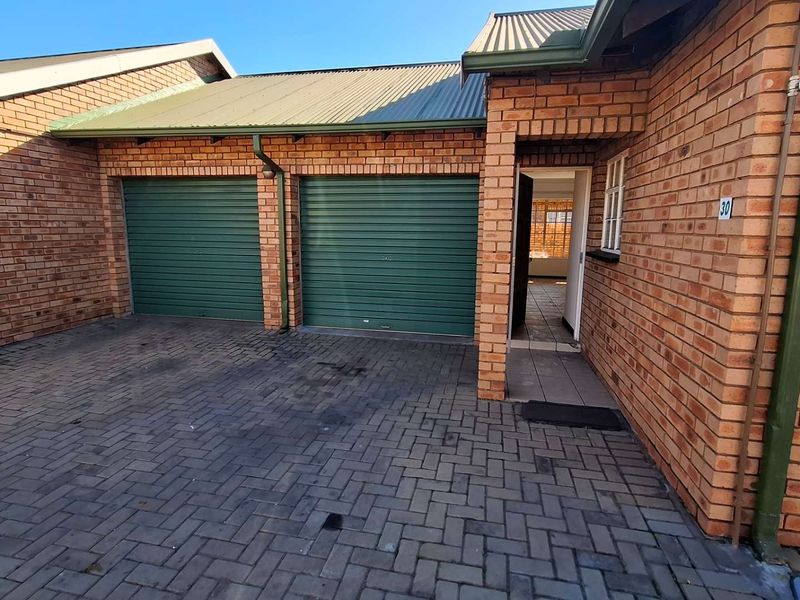 Corner Townhouse with Big Garden & Huge Potential – Exceptional Value - Photo 2