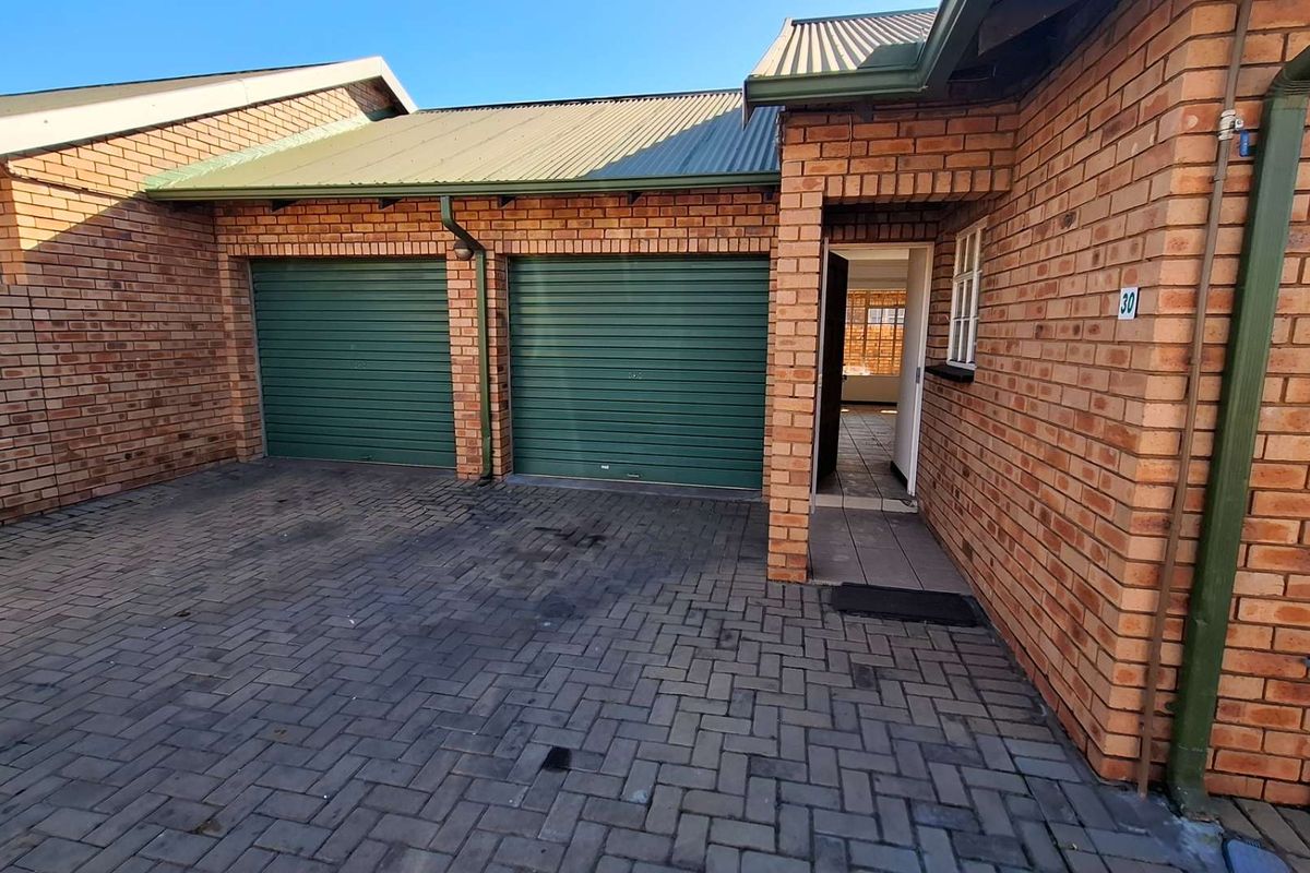 Corner Townhouse with Big Garden & Huge Potential – Exceptional Value - Photo 2