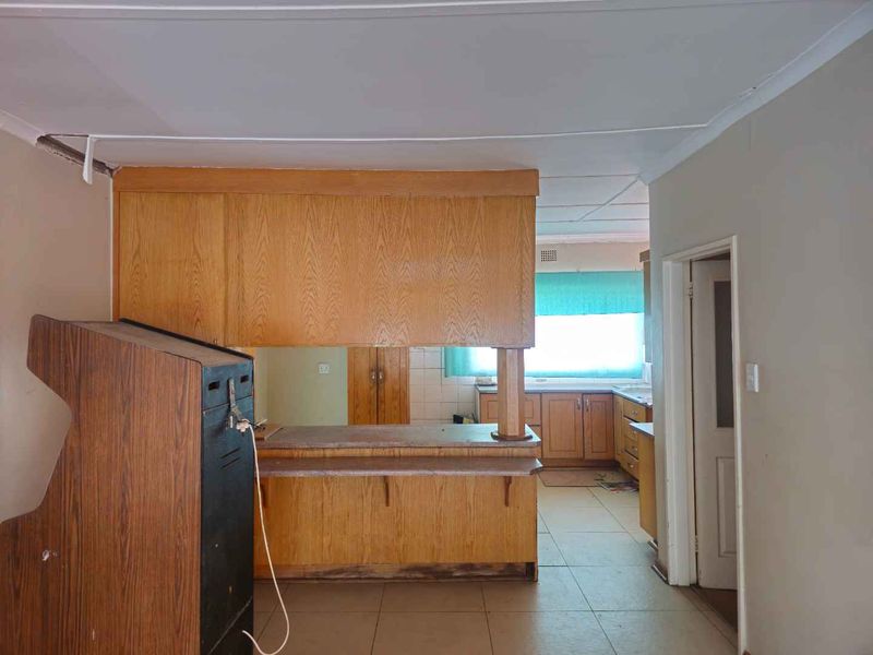 **Spacious 4-Bedroom Property with Immense Potential** - Photo 10