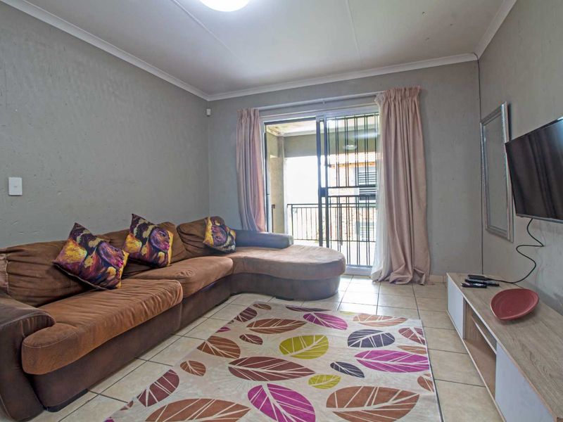 Prime Location: Chic Apartment with En-Suite & Outdoor Braai! - Photo 6
