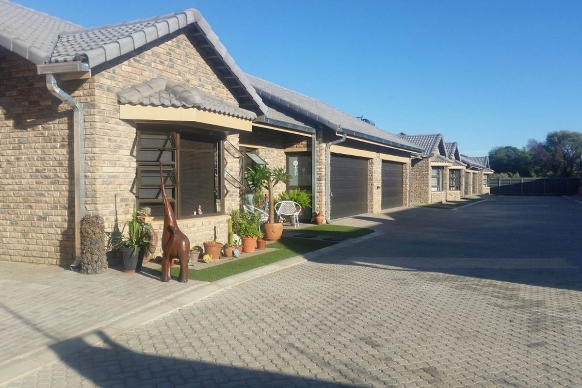 Brand new spacious 3 bedroom well designed townhouse for sale in Okahandja. - Photo 2