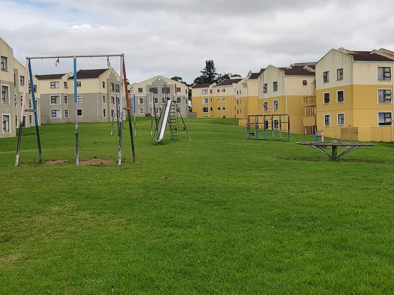 **Charming 3-Bedroom Flat in Secure, Family-Friendly Complex** - Photo 7