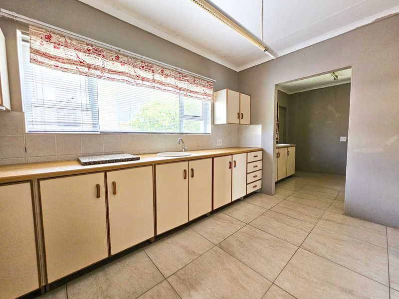Your family home awaits, perfectly located. - Photo 8