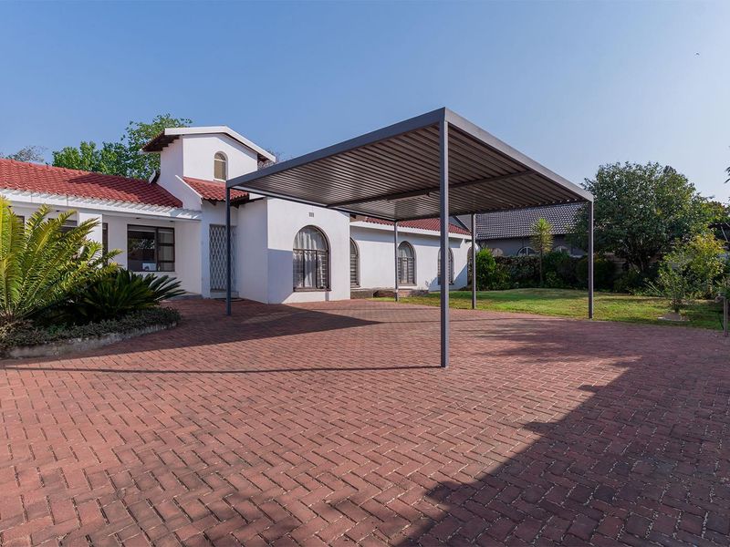 SPACIOUS FAMILY HOME IN ENCLOSURE - Photo 2