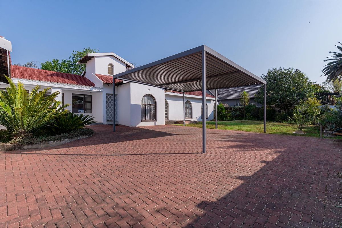 SPACIOUS FAMILY HOME IN ENCLOSURE - Photo 2