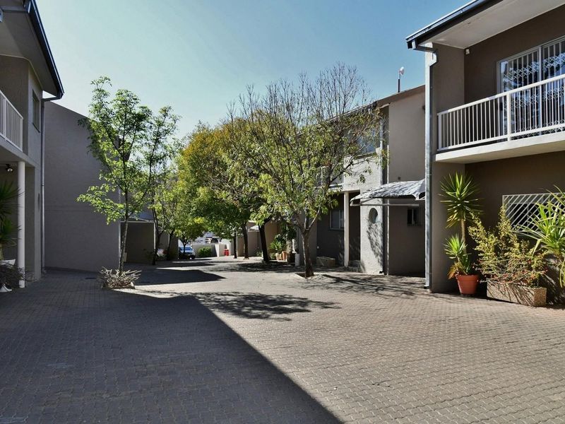 SPACIOUS TOWNHOUSE SET IN A SECURE COMPLEX - Photo 4