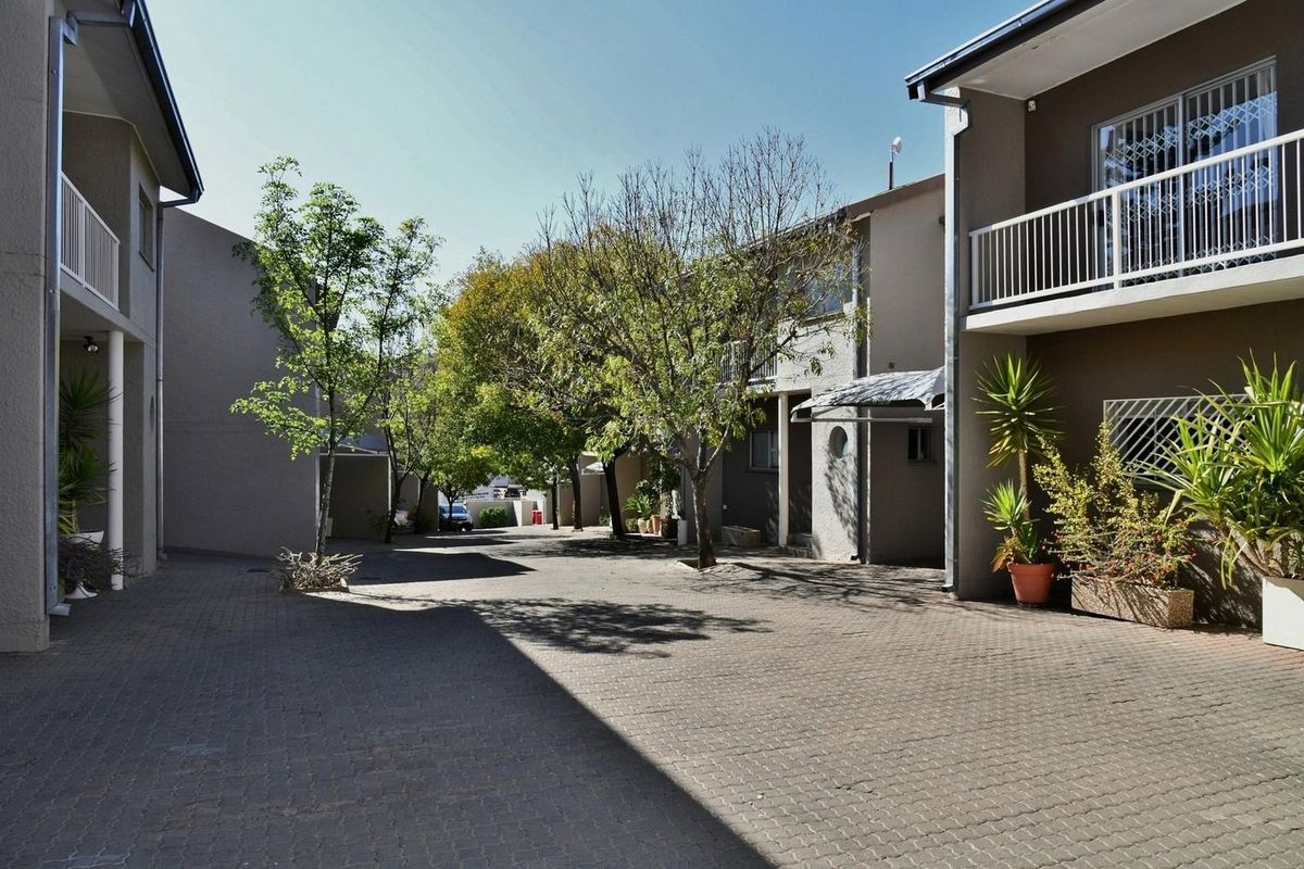 SPACIOUS TOWNHOUSE SET IN A SECURE COMPLEX - Photo 4