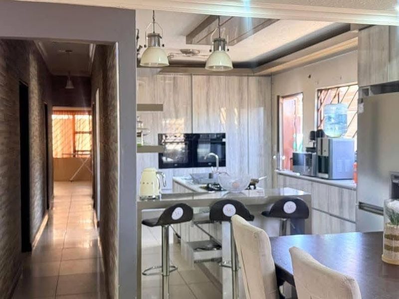 House For Sale In Cimbebasia - Photo 2