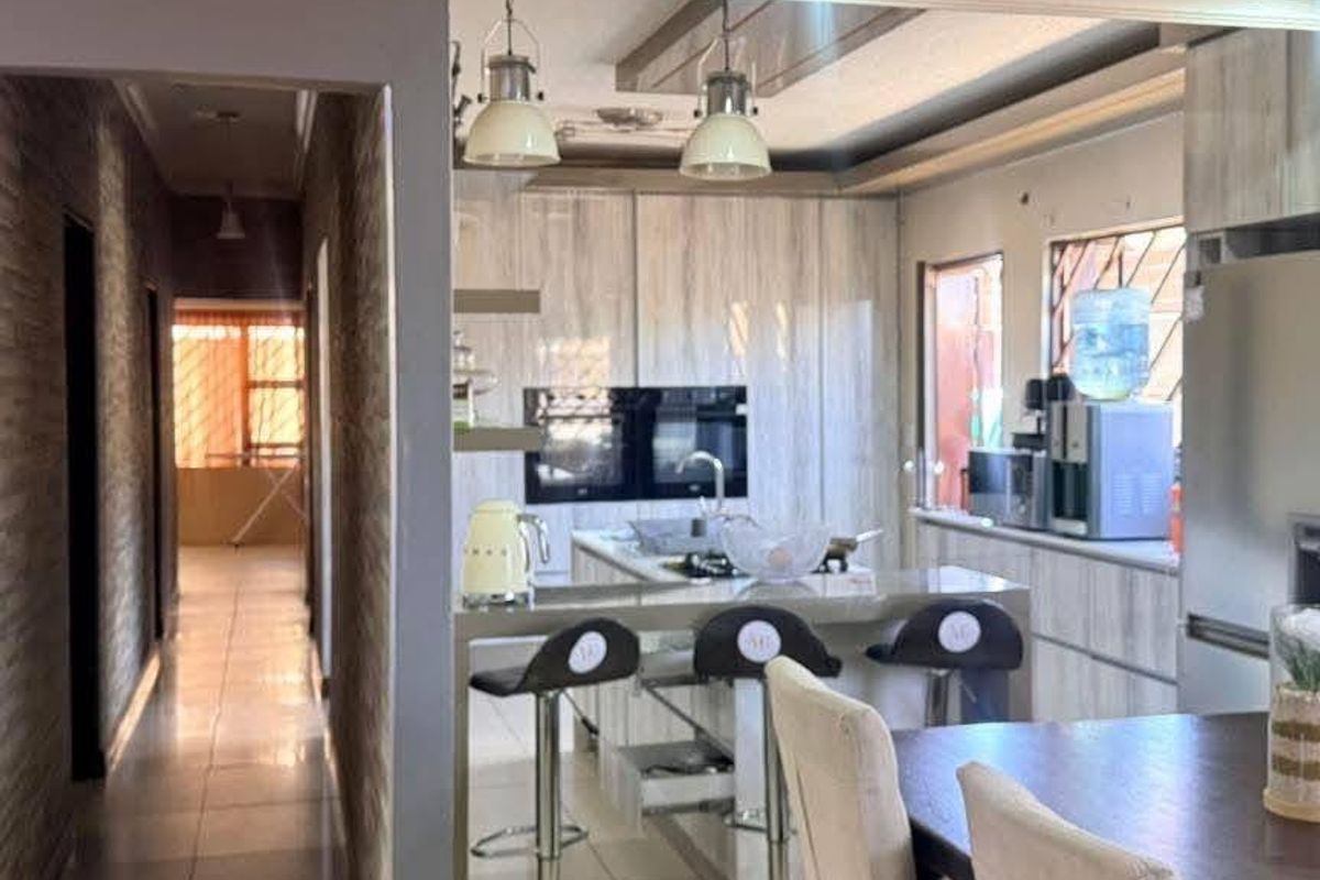 House For Sale In Cimbebasia - Photo 2