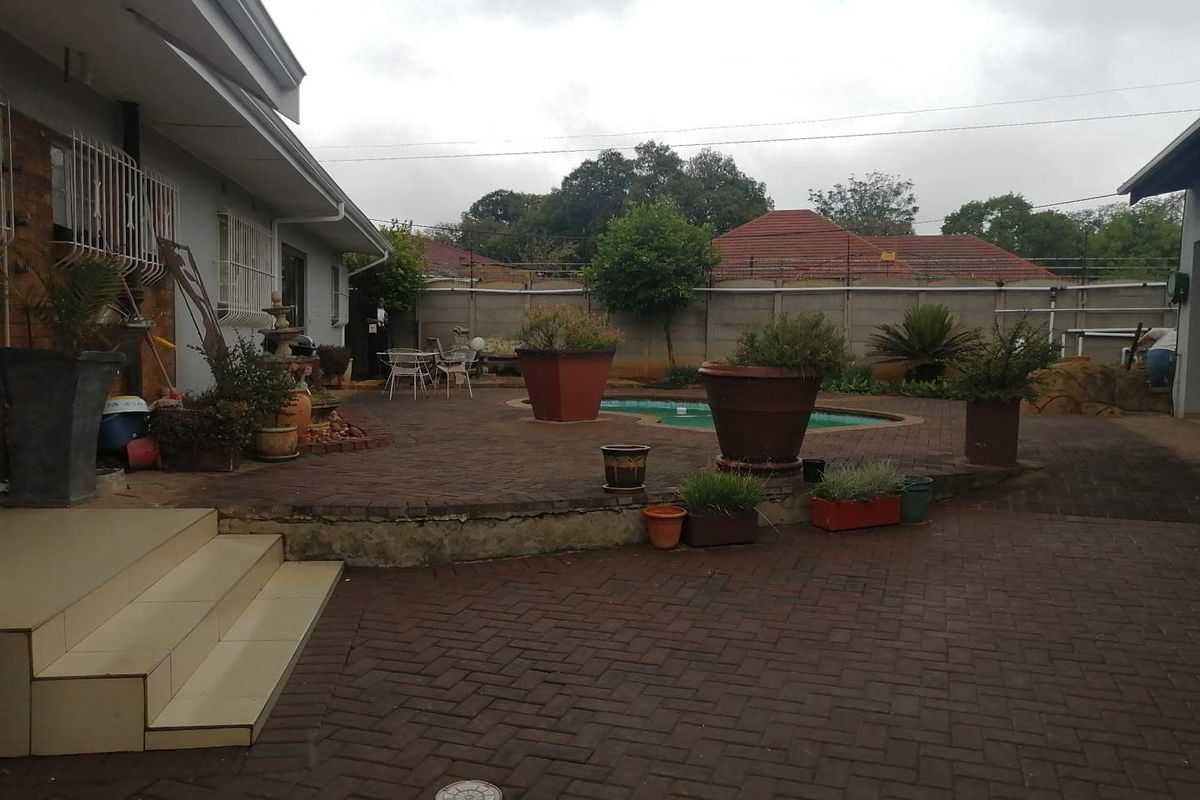 Family home with stunning kitchen and open plan living areas - Photo 2