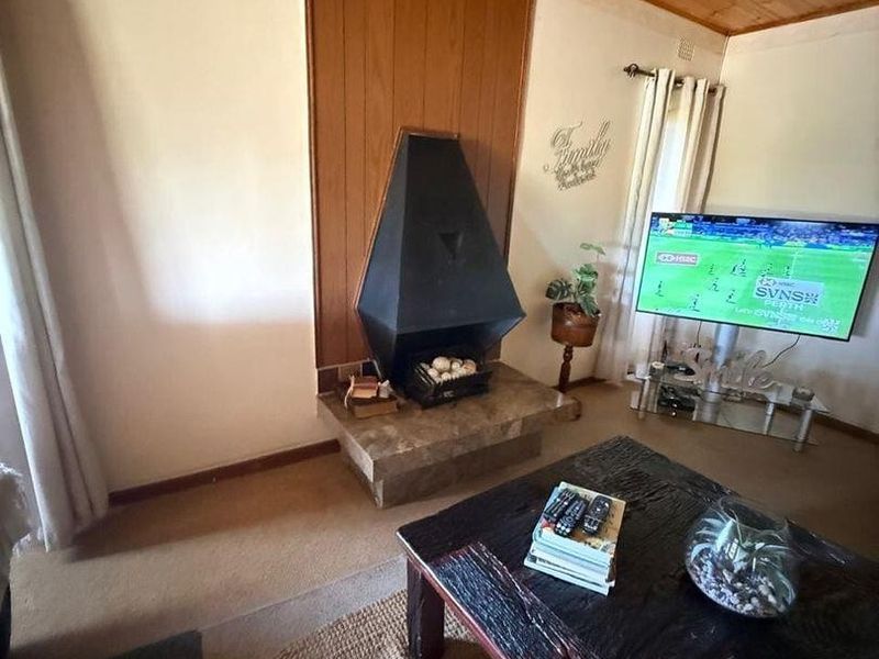 Comfortable Family Home with Flatlet Potential and Established Garden in Estcourt. - Photo 9