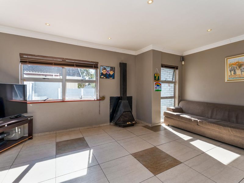 Versatile Dual-Dwelling Home with Pool & Entertainment Area in the Heart of Plumstead - Photo 3