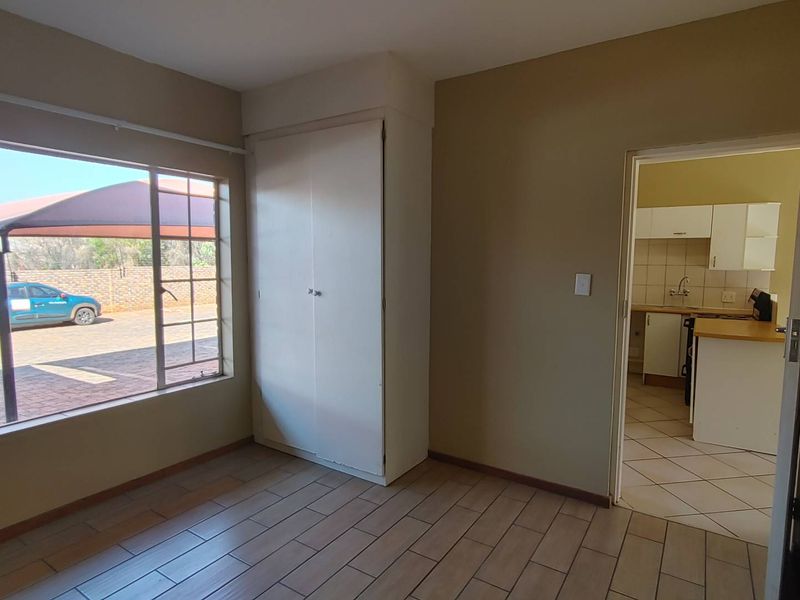 SPACIOUS 1 BEDR GROUNDFLOOR - Photo 8