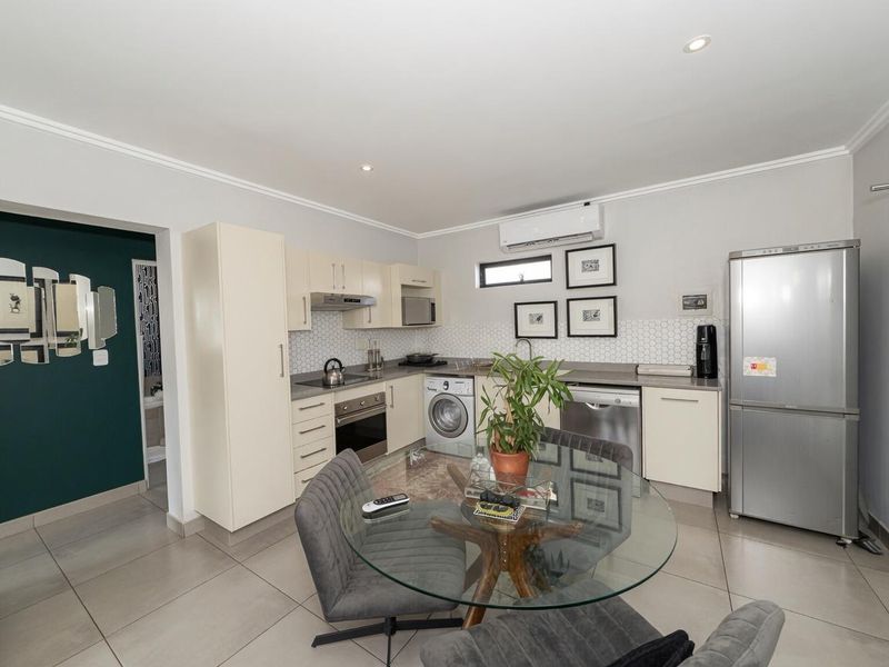 Lovely 2 bedroom Penthouse Apartment with gorgeous views for rent in Bryanston - Photo 2