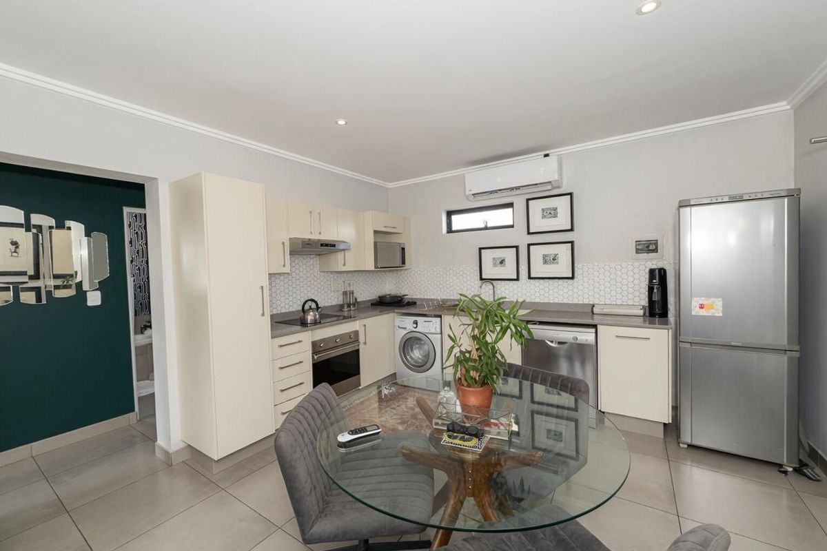 Lovely 2 bedroom Penthouse Apartment with gorgeous views for rent in Bryanston - Photo 2