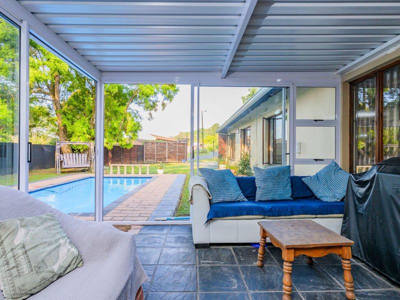Immaculate 3-Bedroom Oasis! - Photo 4