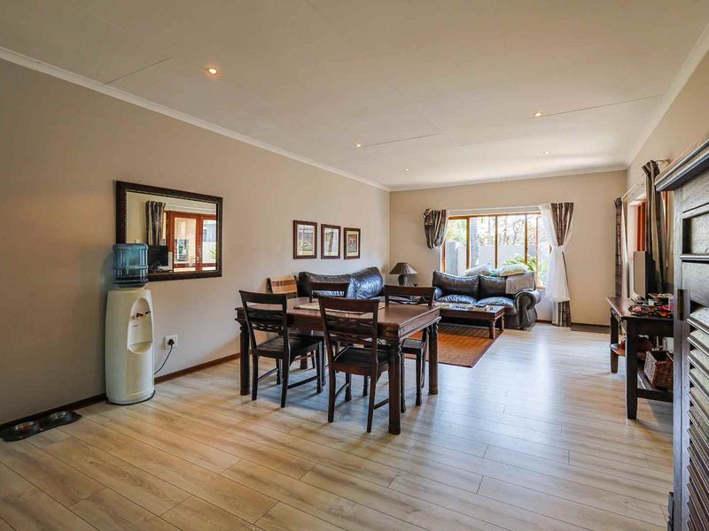 Fully Furnished 2-Bedroom, 2-Bathroom Townhouse in Silver Lakes Golf Estate - Photo 2