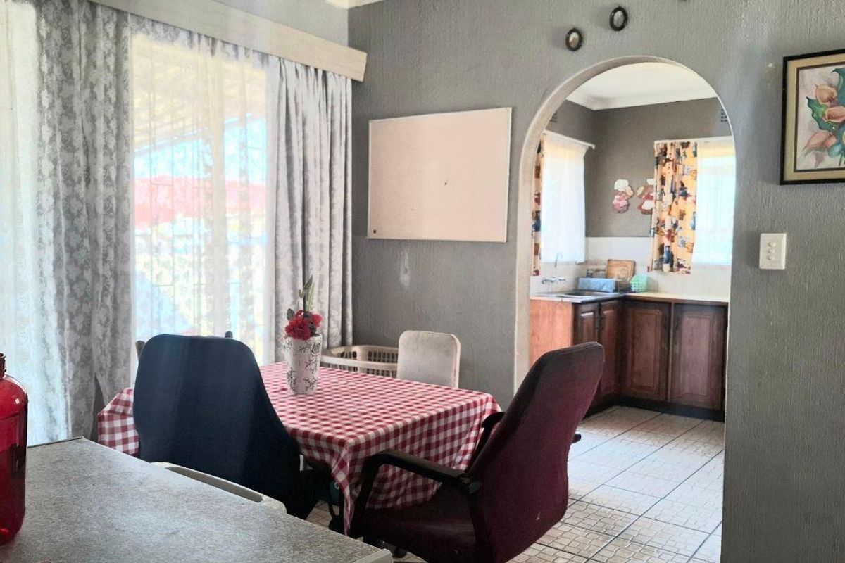 Low Maintenance Facebrick Gem: Work & Live Here! - Photo 4